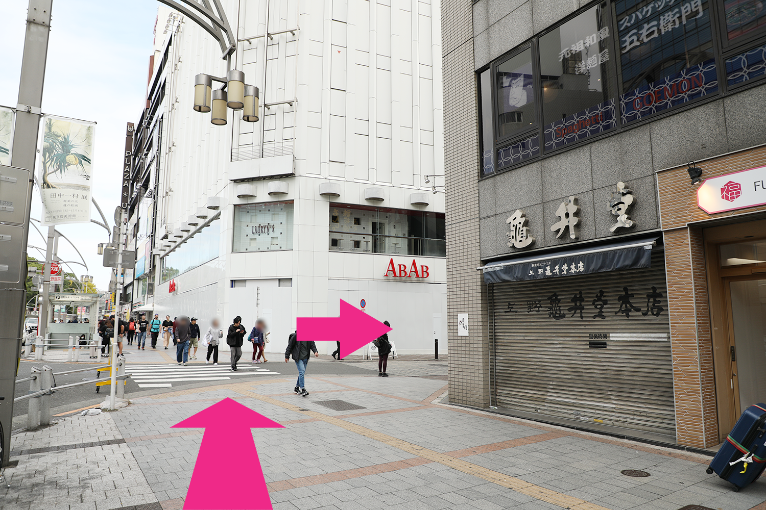 左手にある「亀井堂」の看板が見えるビルの隣のビルなので、手前で左折。