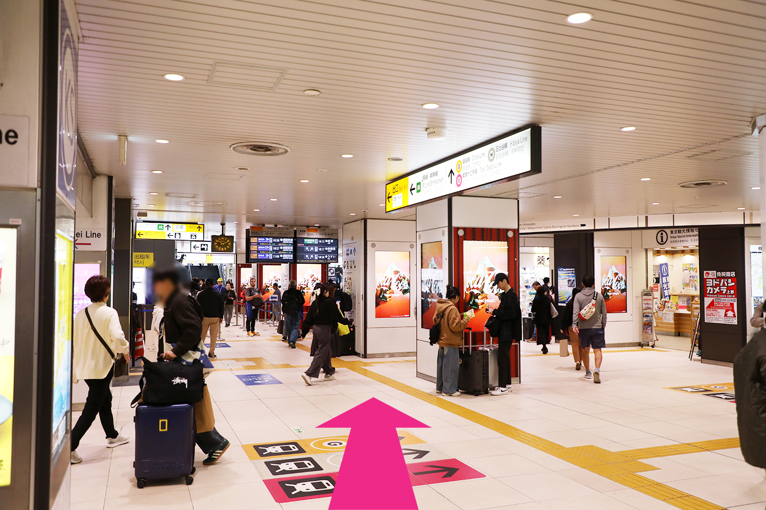 JR 御徒町駅 北口改札を出て左折し、駅の外へ。