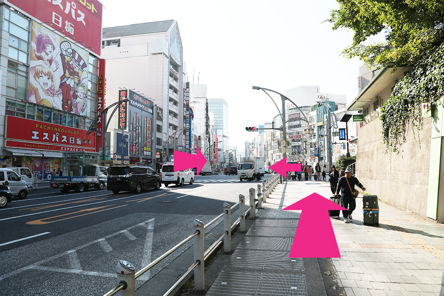 横断歩道を渡ったら、左折し直進。