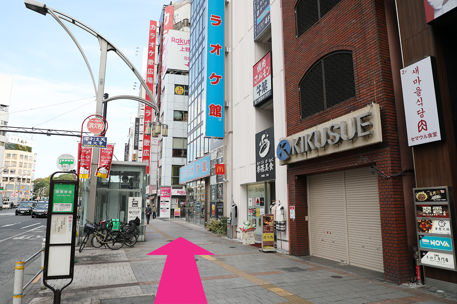 階段登ったら直進。