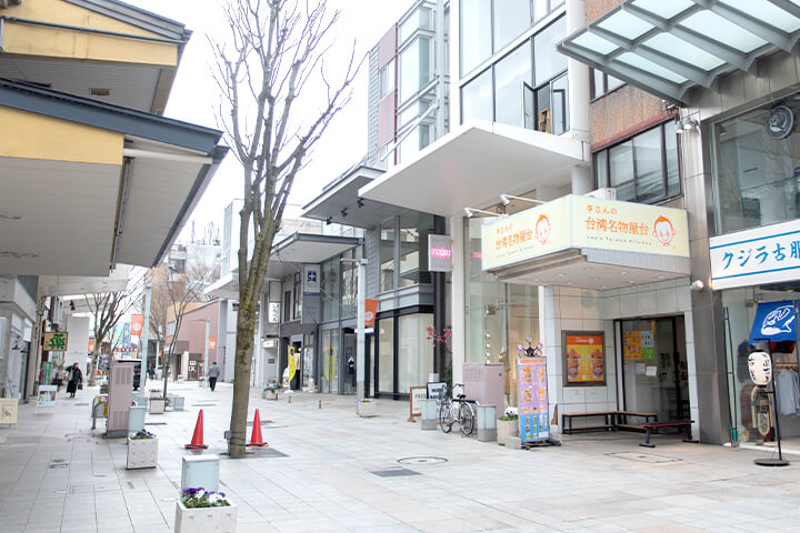 台湾名物屋台の先が当クリニックです。