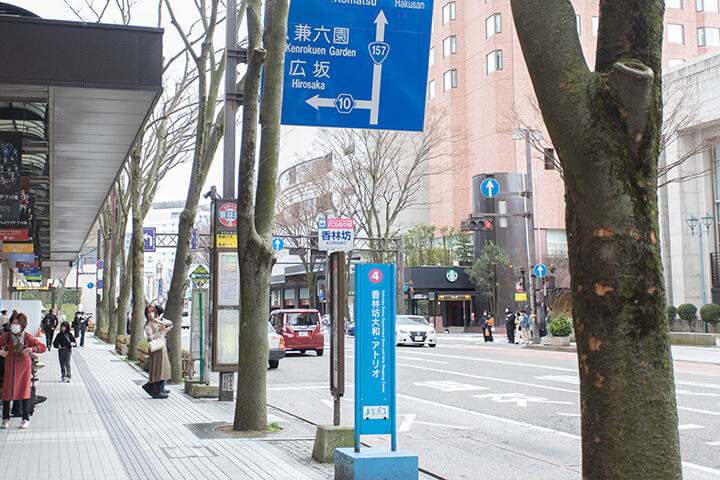 北鉄バス「香林坊」バス停から徒歩10分。