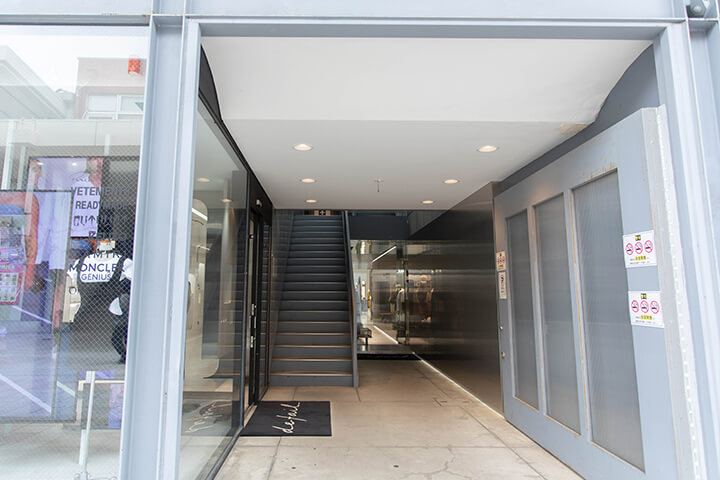 入口を入ってその先の階段を上がってください。