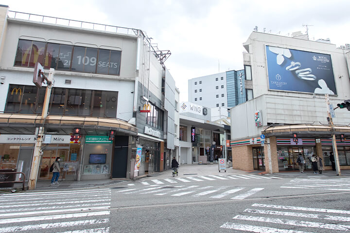 竪町ストリートを直進します。