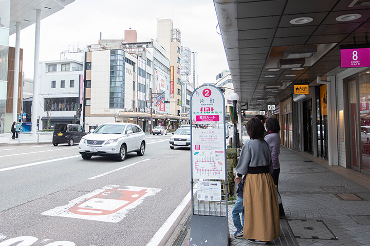 金沢ふらっとバス「片町」バス停から5分。