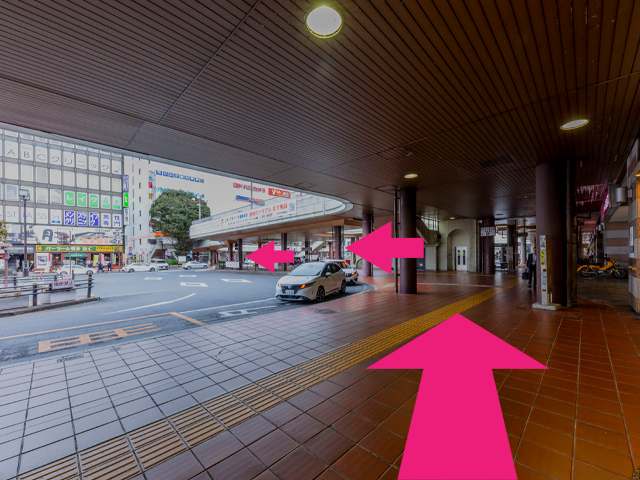 外に出たら右へ。道なりに進み、横断歩道へ。