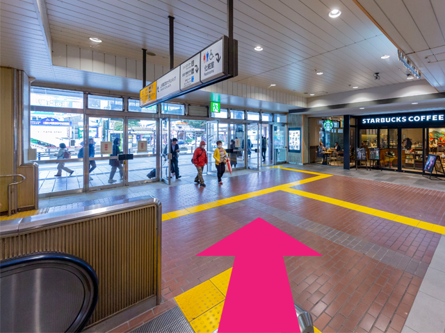 階段を降りたら、スターバックスコーヒーを右に見ながら進み外に出ます。