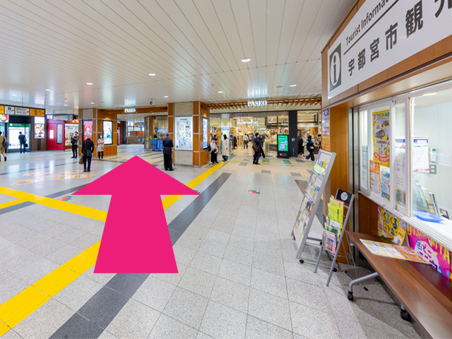 宇都宮駅の在来線 西口改札を出て、宇都宮市観光案内所を右に見ながらNEW DAYSを目指して直進。