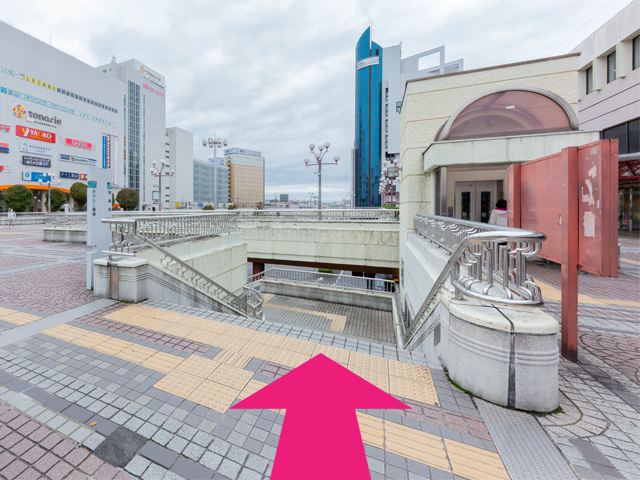 出てすぐのところにある階段を降ります。