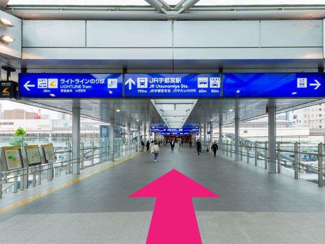 上がったら左へ。しばらく直進。