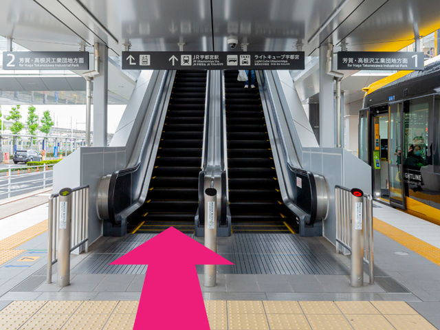 宇都宮駅東口の駅ホームから、エスカレーターで2階に上がり、左に進みます。