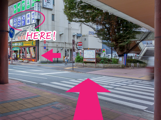 降りて進んだところにある横断歩道を渡り、左に進みます。 （横断歩道から院の看板が見えます）