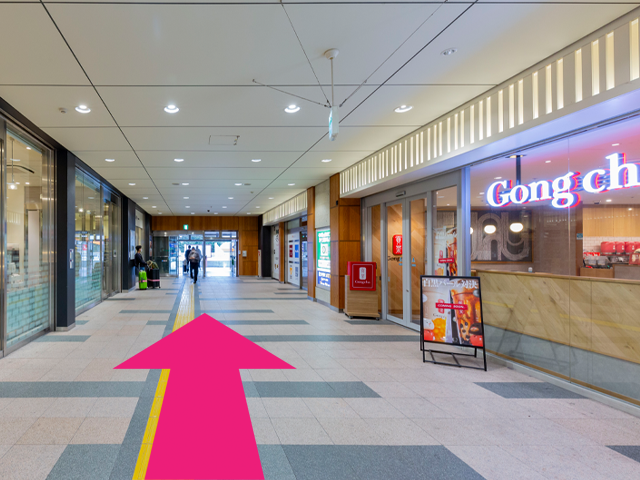 突き当たったら外に出ます。