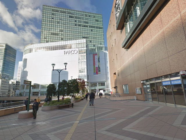 『JR仙台駅』西口(2階:2-7出口)を出て右へ。『パルコ』に向かって進みます。