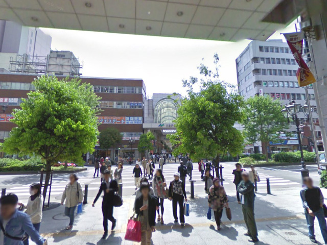 アーケードを抜けて、横断歩道を渡ります。