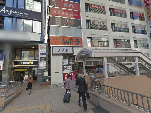 突き当りまで来たら、右手にあるエスカレーターで下ります。みんな大好き仙台っ子ラーメンが目の前に！