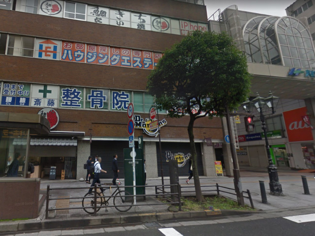 北5出入口から地上に出て、『ハピナ商店街』を左手に見つつ直進します。