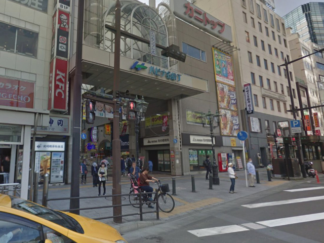 エスカレーターを下りてすぐ、左手にある『ハピナ商店街』の中を直進します。アーケードなので雨でも安心