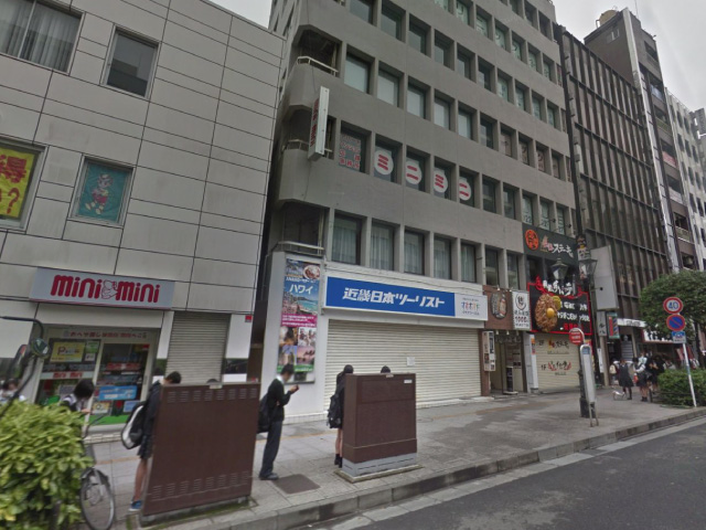 左手に『中央レントビル』が見えます。その5Fに当クリニックがございます。