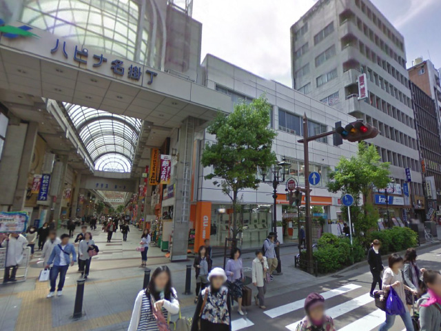 横断歩道を渡ったところで、次のアーケードには入らず右折します。