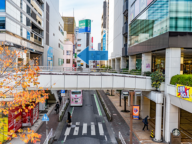 左手にピンク色のビルが見えてきます。