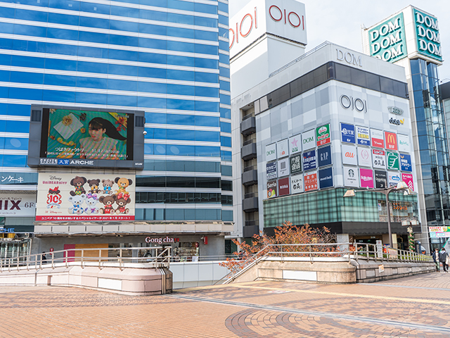 駅を出た正面、『アルシェ（ARCHE）』と『マルイ（0101）』の間にある通りを直進します。