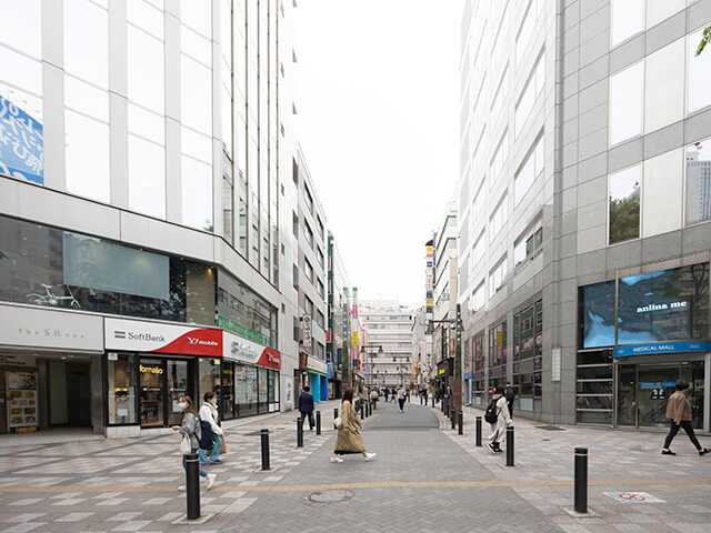 珈琲館とソフトバンクの通りを進みます。