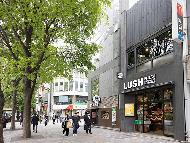 珈琲館が見えたら右手に曲がります。