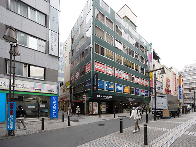 サンマルクカフェを越えた右手に『池袋ブロンズビル』が当クリニックになります。