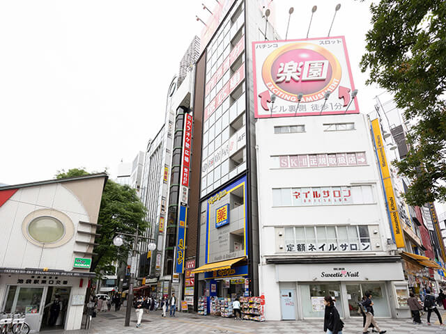 ネイルサロンと交番の通りを進みます。