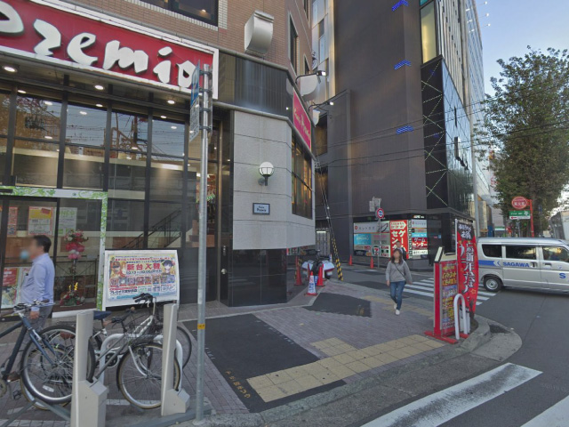 横断歩道を渡ったら、パチンコ屋さんの横にある細道に入ります。