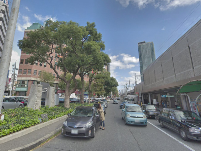 右にまっすぐ進みます。