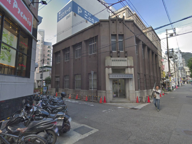 最初の角を左に曲がります。