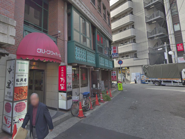 少し歩くと左手に『グリーンシャポービル』の入口が見えてくるので、そちらよりお入りください。2Fに当クリニックがございます。