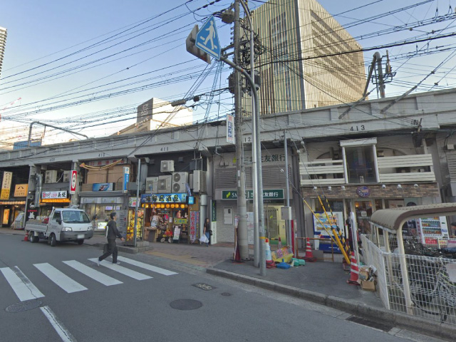 右手に『三井住友銀行』が見えるので、その前にある横断歩道を渡ります。