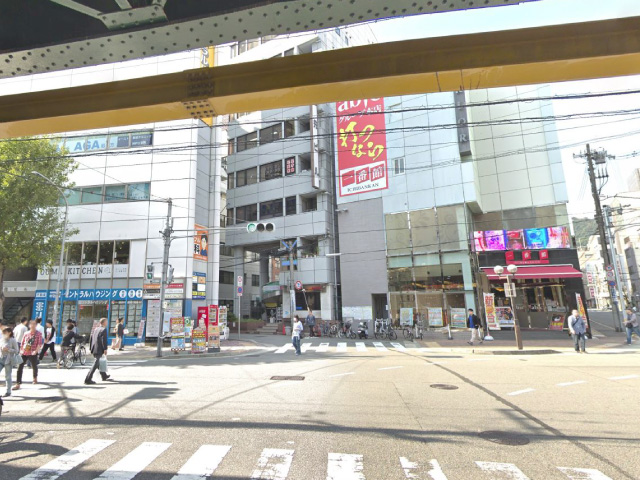 ガード下を抜けたらさらにまっすぐ進み、横断歩道を渡ります。