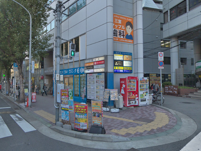 横断歩道を渡ったら『三信ビル』を回り込んで細道に入ります。