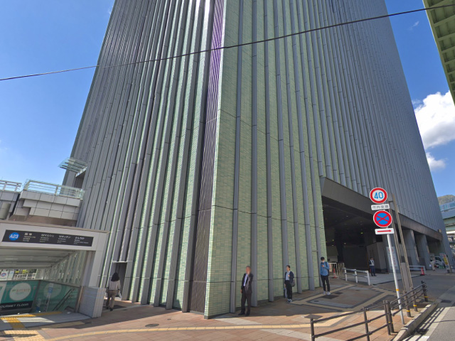 『阪神神戸三宮駅』A23出口を出てすぐの角を左に曲がります。