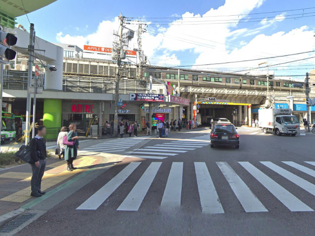 そのまま直進し、横断歩道を渡ってガード下を抜けてください。